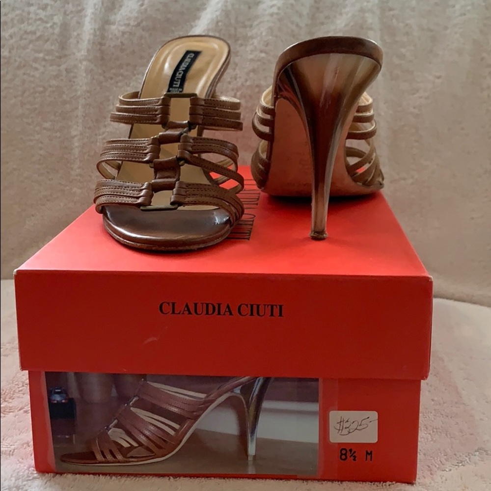 Claudia Ciuti tan heel